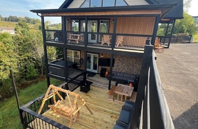 Cozy 3BD Near LAKE! HOT TUB + Pool Access + Games*