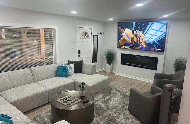 Cozy 3BD Retreat with Plenty Space for Family & Friends!