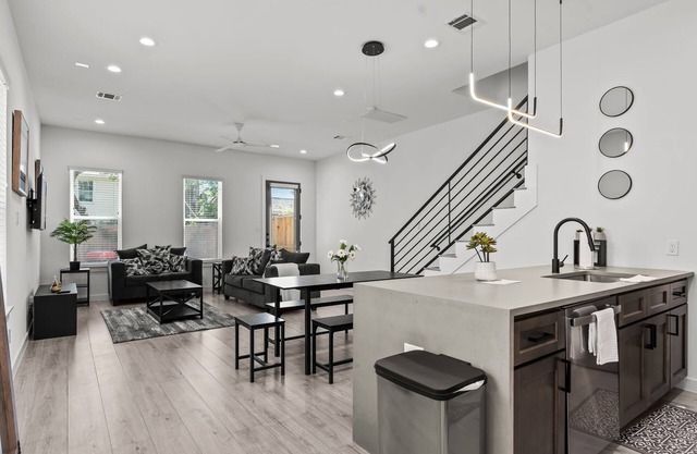 Cozy 3bed/2.5bath home only 10 minutes from Medical Center and NRG stadium.