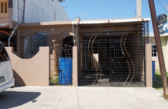 Cozy 3BR, 2bath house in Greater Portmore w/AC and Hot water