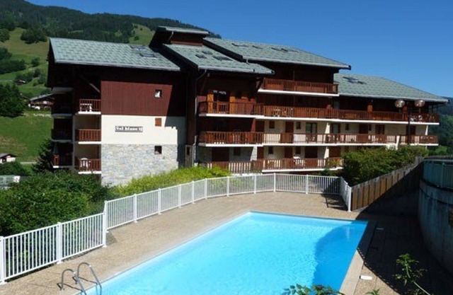Cozy 3BR Apartment for 4-6 with Terrace, Pool Access, and Mountain Views in Arêches-Beaufort