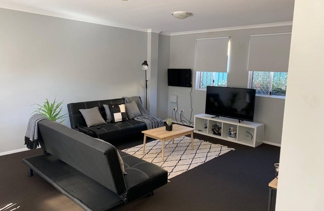 Cozy 3BR Townhouse in Liverpool CBD with AC & dedicated underground parking spot