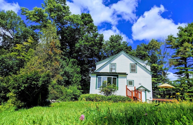 Cozy 3BR Vermont Artistic Retreat w/Trails