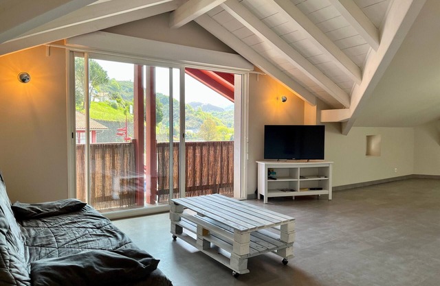 Cozy 3rd-Floor T3 Next to Border - Modern, Spacious, Close to Shops & Beach