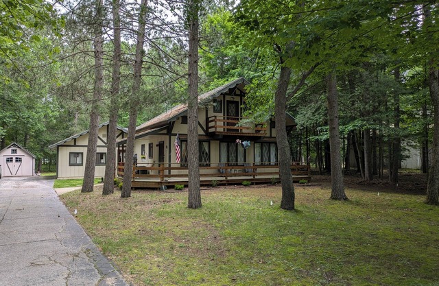 Cozy 4 bed/3 bath House in Michaywe w/pool access firepit/grill/EV charging