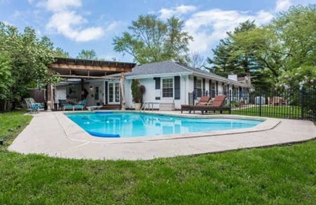 Cozy 4 Bedroom/2 Bath Cozy Home In East Glenview With Inground Pool!