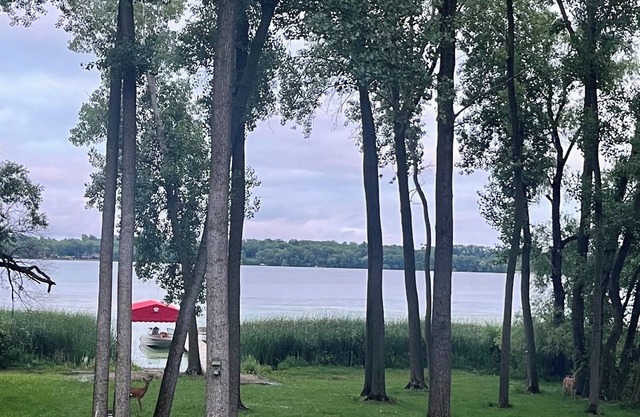 Cozy 4-bedroom home, Lake Sanctuary