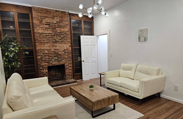 Cozy 4-bedroom house in delightful Elizabeth with AC, WiFi