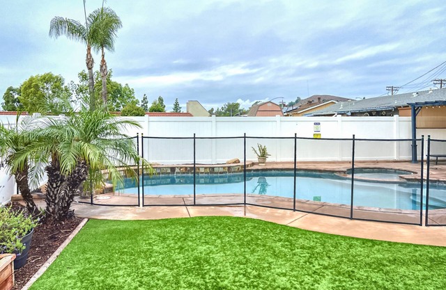 Cozy 4 Bedroom house with Jacuzzi and Pool