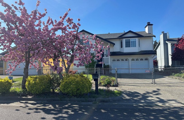 Cozy 4-bedroom house with WiFi, central air, & EV Charging in Tacoma