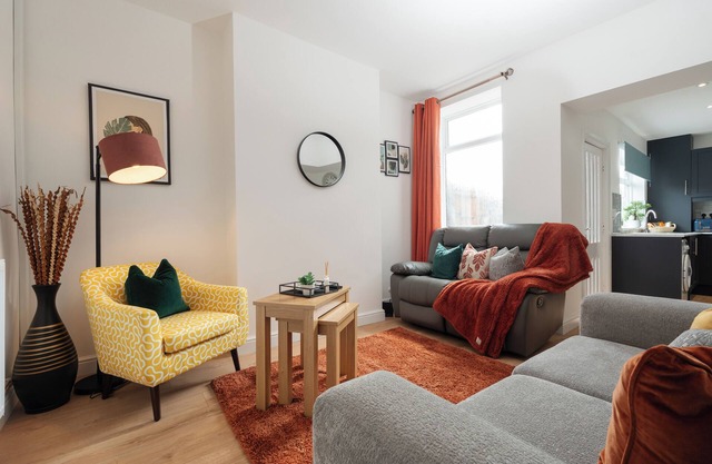 Cozy 4 bedroom in Aintree -Liverpool Free Parking, Super fast Wifi Internet.