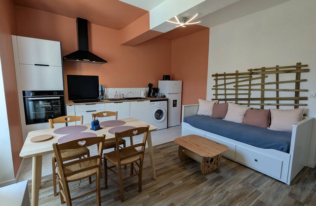 Cozy 4-person cottage, terrace, near Loire
