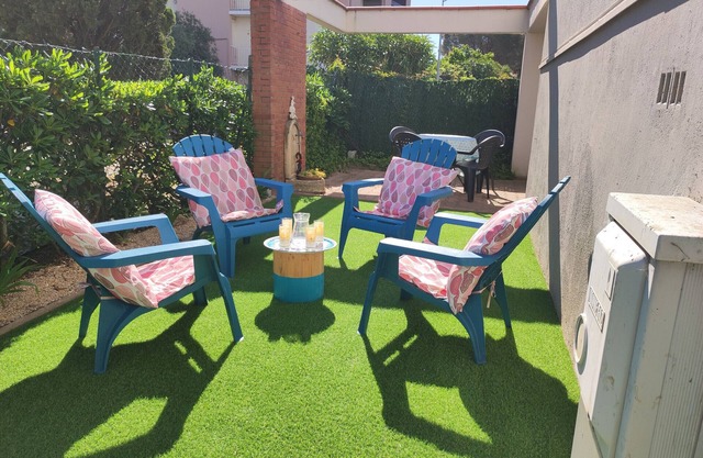 Cozy 4-Person Apartment with Garden, A/C & Parking, Walking Distance to Beach