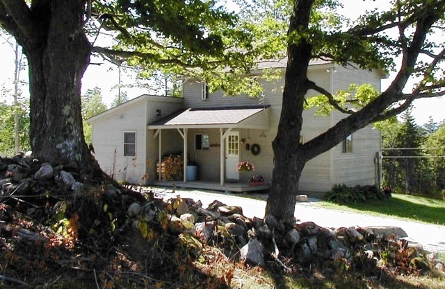 Cozy 4-season COTTAGE- ski, swim, hike, foliage- Family Fun or Romantic Getaway