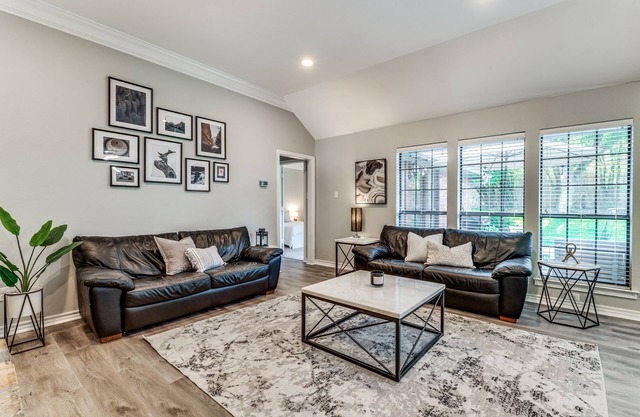Cozy 4bd/2br house by Mira Vista: Family-friendly, 30+ day stays welcome!