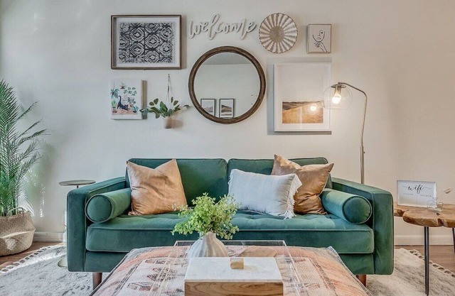 Cozy 4BR a 1/2mi from Campus. Room for entire fam!