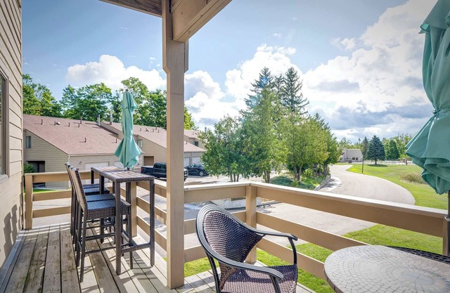Cozy 4BR Condo - Pool Access, Near Ski & Lake