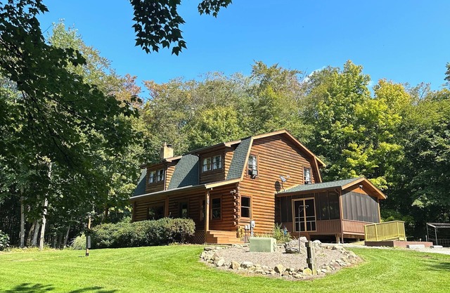 Cozy 5-bedroom cabin with WiFi, AC-nestled in the woods near Minerva, Ohio