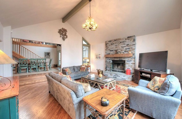 Cozy 5-Bedroom Family Mountain Ski Home