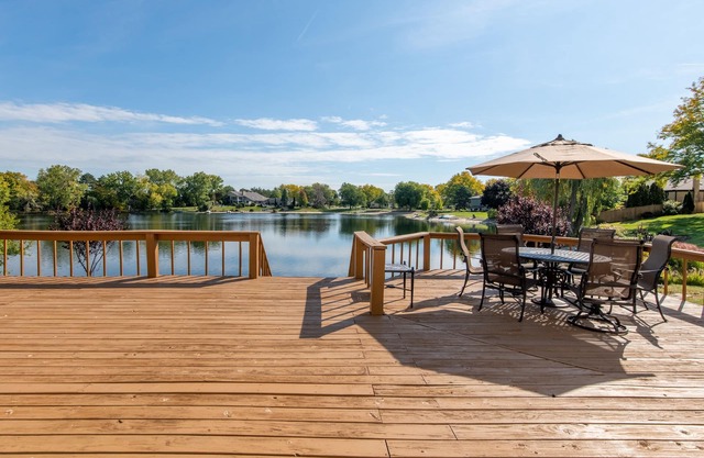 Cozy 5-bedroom with lake views and spacious deck