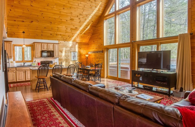 Cozy 5⭐️ log cabin w hot tub & fire pit. Fall foliage 🍁🍃🍂 midweek availability.