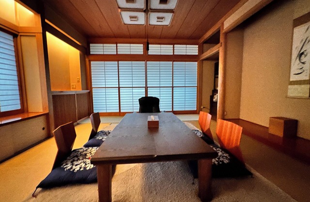 Cozy 5 room house in Tokyo, 2 minutes from station. WiFi, Netflix, Full Kitchen.