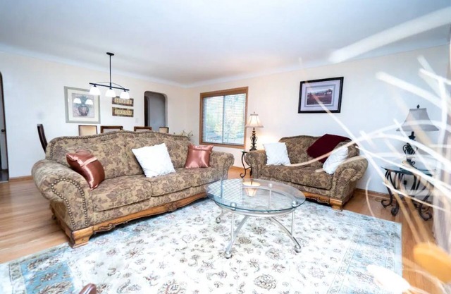 Cozy 5BR Home with free Wi-Fi & Free Parking with Weekly and Monthly Discounts