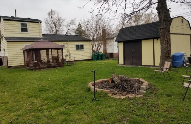 Cozy 6 bedroom home with Gameroom and Fire pit.