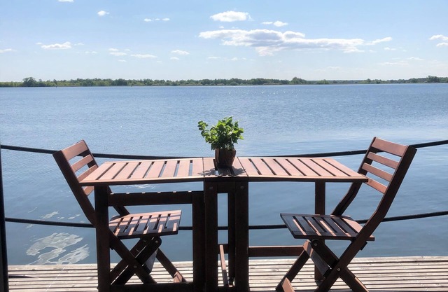 Cozy and romantic houseboat in a prime location with fireplace and sauna.