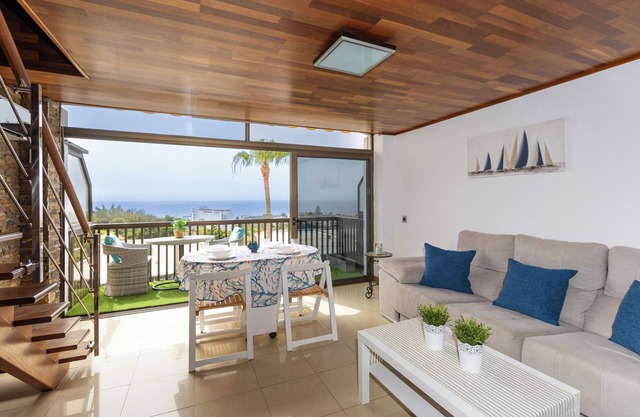 Cozy apartment with sea views