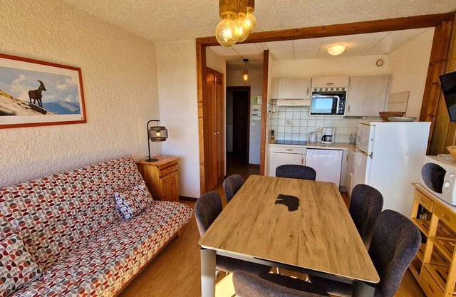 Cozy apartment for 7 with balcony, WiFi, parking, and pets allowed in Saint-Michel-de-Chaillol