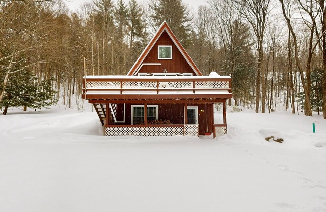 Cozy A-frame duplex w/balcony, mountain views, lake access, fire pit, bbq, wifi