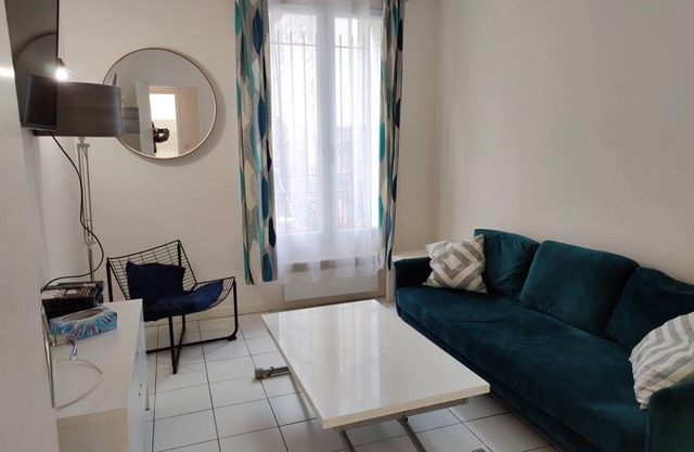 Cozy and bright 1b apartment close to the metro!