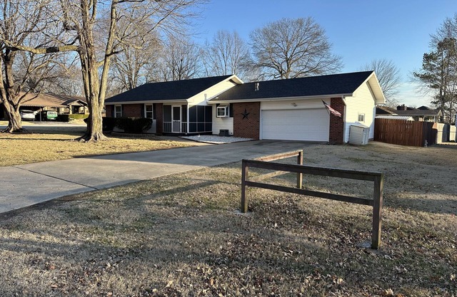 Cozy and Comfortable home with easy access to Hwy 60 and Springfield!