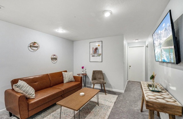 Cozy and Cute stay! 15 mins to Downtown Denver, 20 to Boulder and the Mountains!