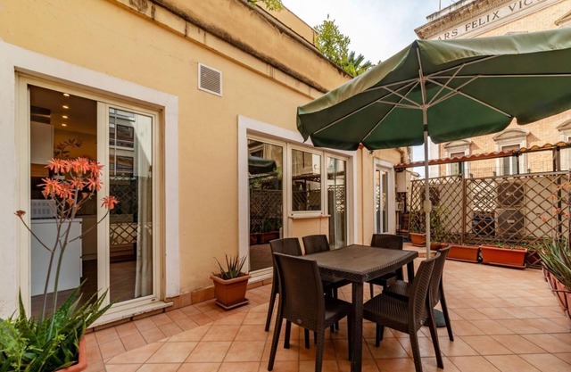 Cozy and elegant 60 sqm apartment, perfect for 6 people, located on the first floor (NO lift) of a renovated period building in the heart of the historic center of Rome (NO traffic-limited area). The property is located just a few minutes from "Piazza di