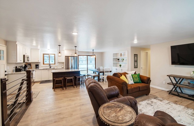 Cozy and spacious home 2 blocks from Lambeau Field!