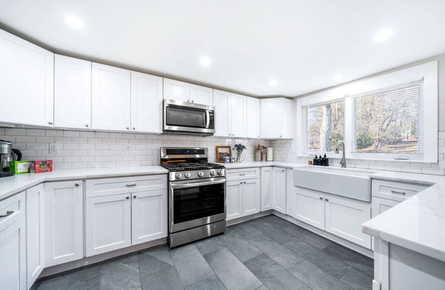 Cozy and Stylish 4bd2ba Fireplace+PetFriendly+LargeBackyard+Commute to NYC!