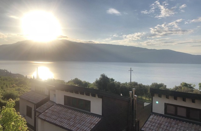 Cozy apartment with a view of Lake Garda