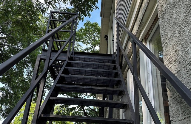 Cozy apartment above a salon. 5 minutes to Mt Nebo