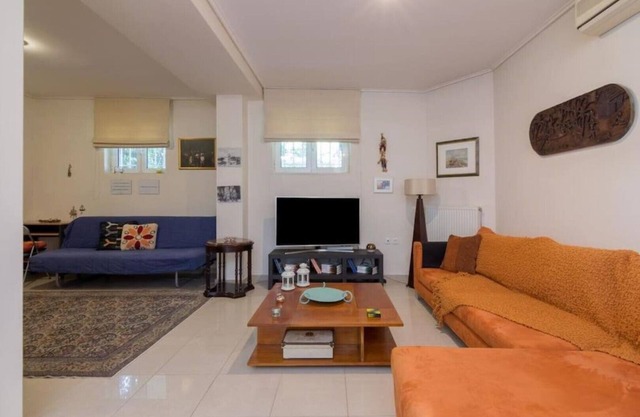 Cozy apartment in Nea Erythraia with courtyard