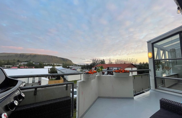 Cozy apartment in Mosfellsbær with mountain views, ideal for couples or families