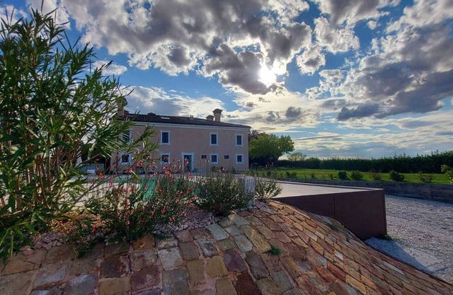 Cozy apartment in villa with pool and sea view