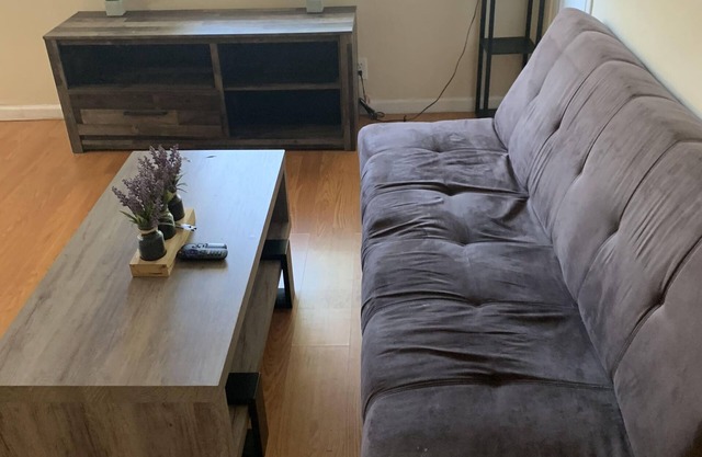Cozy Apartment Near Downtown Sacramento!
