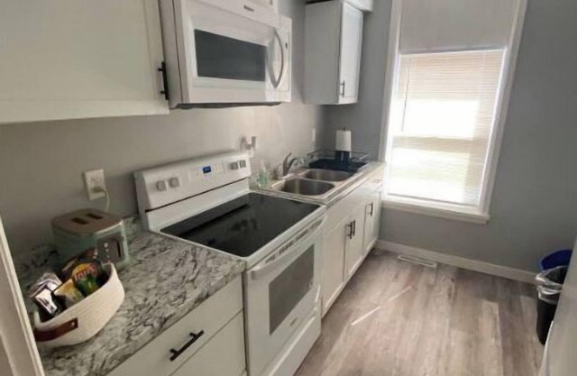 Cozy apartment next to Fountain lake, hospital and downtown restaurants.