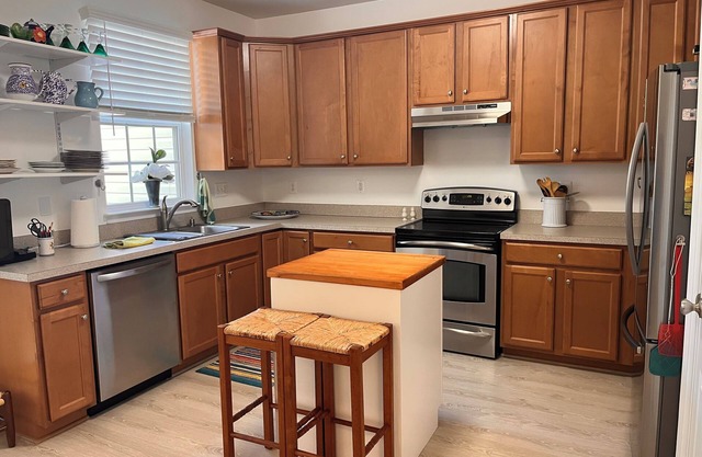 Cozy apartment with full size kitchen and parking in Shepherdstown WV