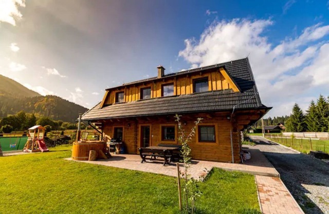 Cozy apartment with a balcony and mountain view in Chalet