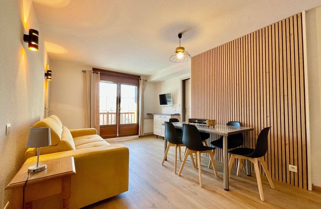 Cozy apartment with pool and parking, at the foot of the slopes