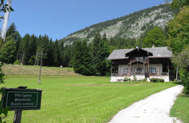 Cozy, attractive, authentic villa, on foot of the mountain with view on lake