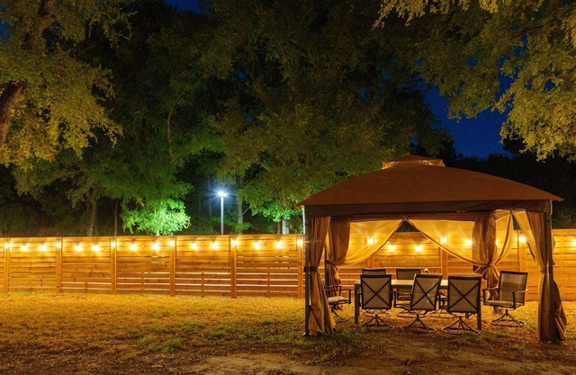 Cozy Austin Escape – King + 3 Queens Family/Group